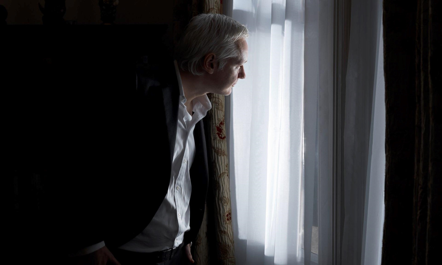 Từ vị khách được bảo vệ, ông trùm WikiLeaks đã thất sủng thế nào?