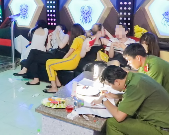 20 nam thanh nữ tú phê ma tuý trong quán karaoke lúc rạng sáng