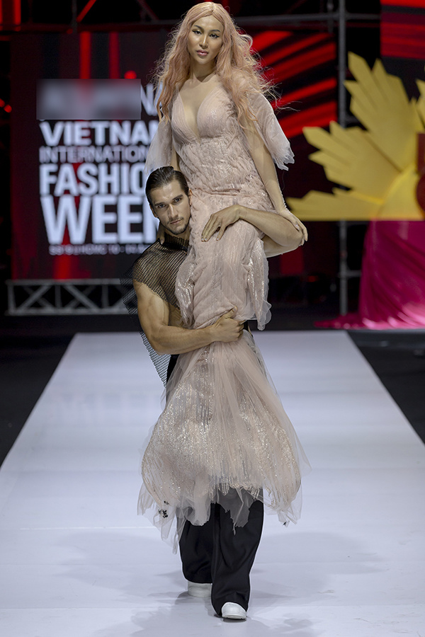 Võ Hoàng Yến hóa nữ thần với váy hình rắn