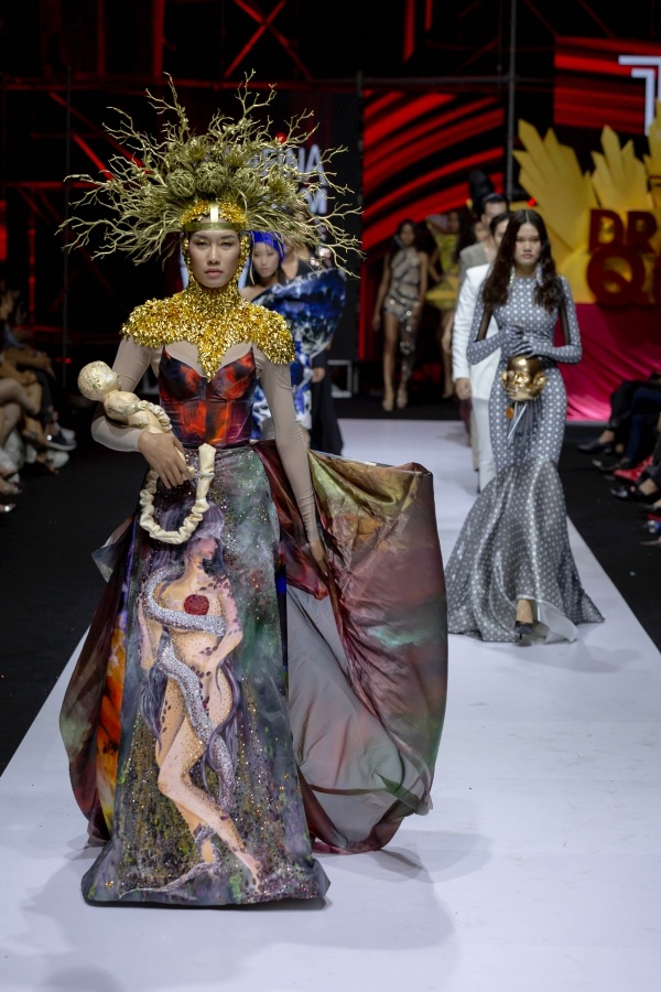 Võ Hoàng Yến hóa nữ thần với váy hình rắn