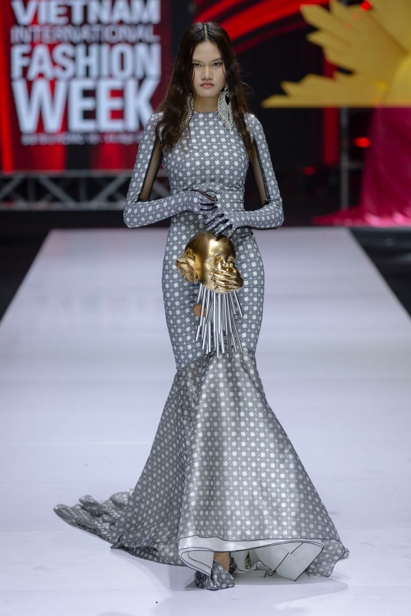 Võ Hoàng Yến hóa nữ thần với váy hình rắn