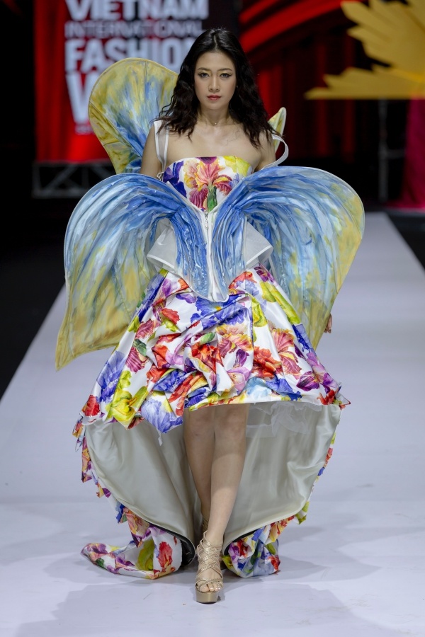 Võ Hoàng Yến hóa nữ thần với váy hình rắn