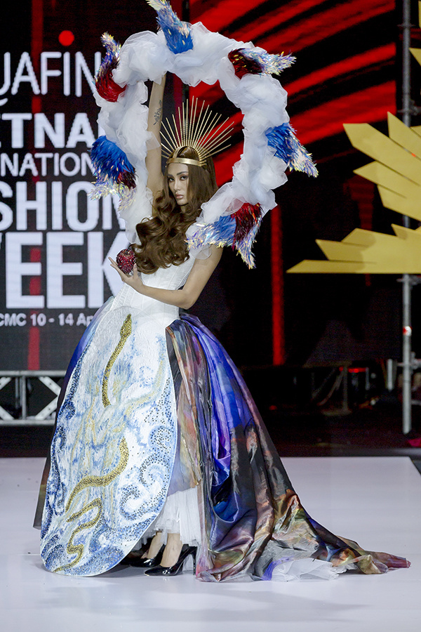 Võ Hoàng Yến hóa nữ thần với váy hình rắn