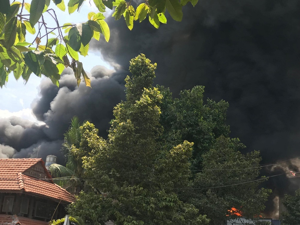 Hiện trường tan hoang bên trong gara 10 ô tô bị thiêu rụi ở Sài Gòn