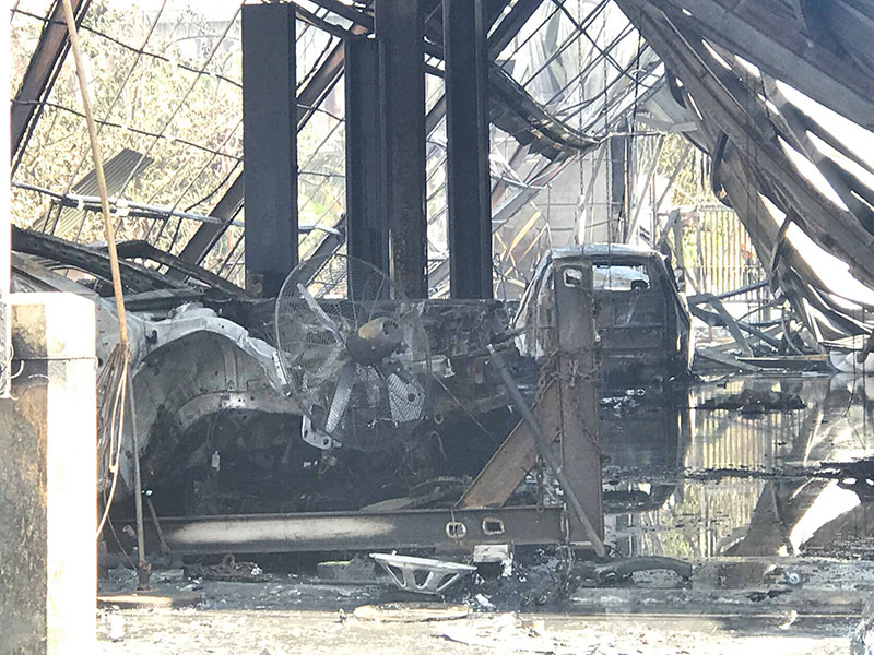 Hiện trường tan hoang bên trong gara 10 ô tô bị thiêu rụi ở Sài Gòn