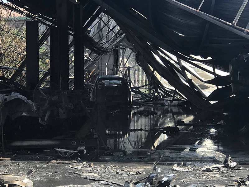 Hiện trường tan hoang bên trong gara 10 ô tô bị thiêu rụi ở Sài Gòn