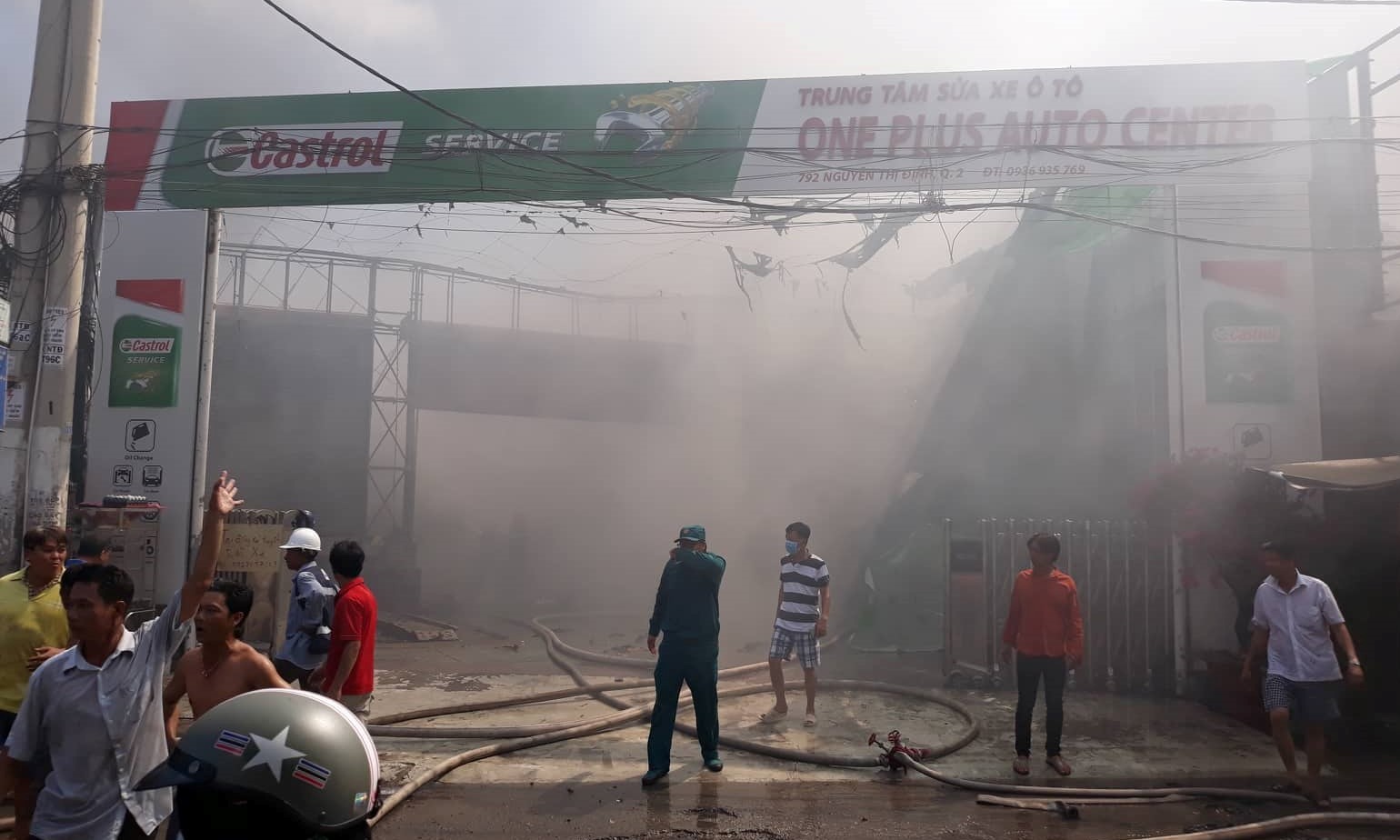 Hiện trường tan hoang bên trong gara 10 ô tô bị thiêu rụi ở Sài Gòn