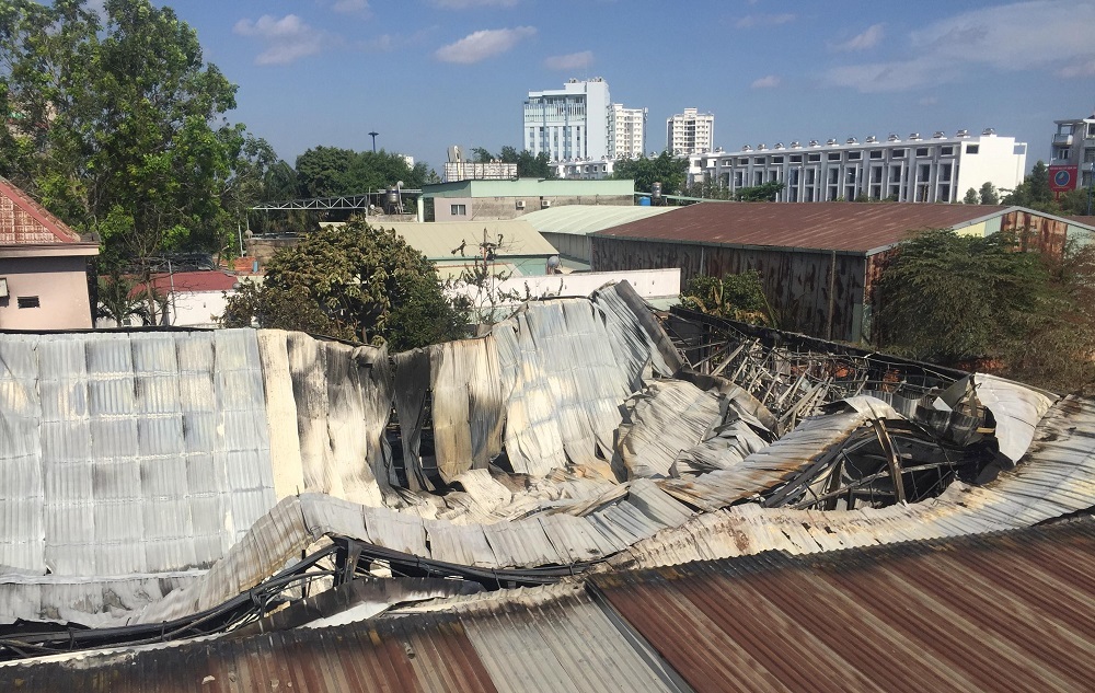 Hiện trường tan hoang bên trong gara 10 ô tô bị thiêu rụi ở Sài Gòn