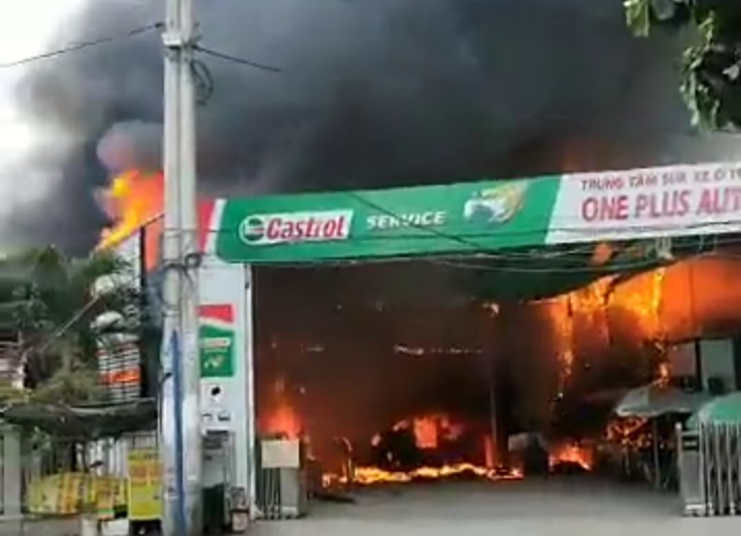 Hiện trường tan hoang bên trong gara 10 ô tô bị thiêu rụi ở Sài Gòn