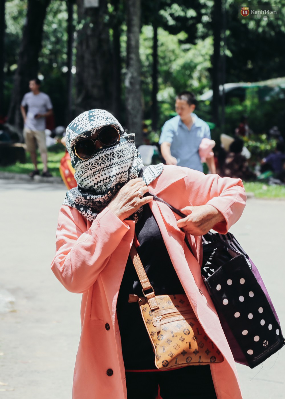 Hàng ngàn người đổ về khu vui chơi ở Sài Gòn trốn nắng nóng gần 40 độ trong ngày nghỉ lễ