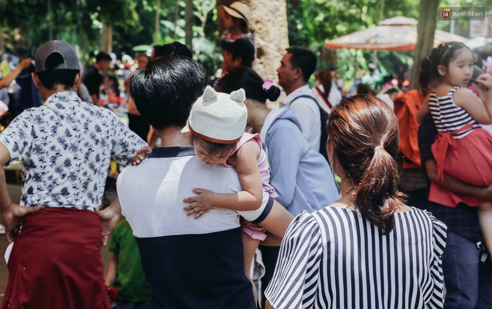 Hàng ngàn người đổ về khu vui chơi ở Sài Gòn trốn nắng nóng gần 40 độ trong ngày nghỉ lễ