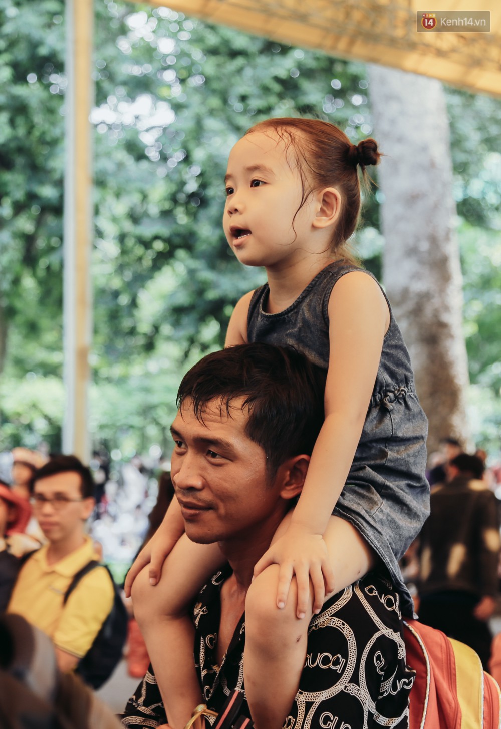 Hàng ngàn người đổ về khu vui chơi ở Sài Gòn trốn nắng nóng gần 40 độ trong ngày nghỉ lễ