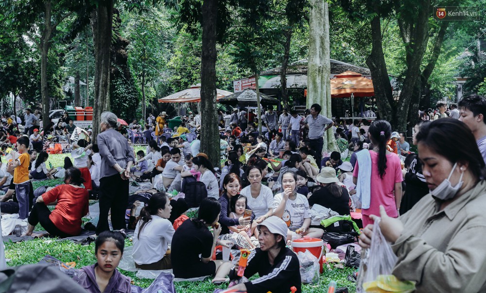 Hàng ngàn người đổ về khu vui chơi ở Sài Gòn trốn nắng nóng gần 40 độ trong ngày nghỉ lễ