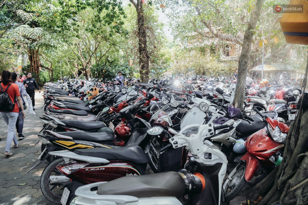 Hàng ngàn người đổ về khu vui chơi ở Sài Gòn trốn nắng nóng gần 40 độ trong ngày nghỉ lễ