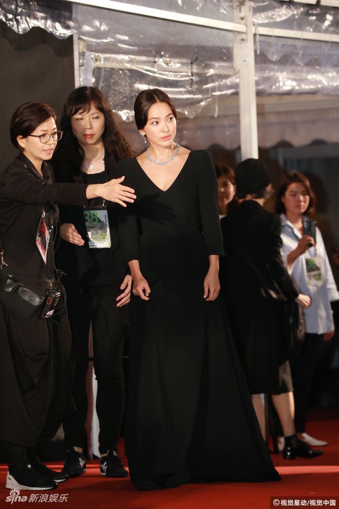 Lễ trao giải Kim Tượng: Song Hye Kyo bị chê hơi dừ, Hồ Định Hân ra sức chặt chém dàn mỹ nhân khoe body hết cỡ Lễ trao giải Kim Tượng: Song Hye Kyo bị chê hơi dừ, Hồ Định Hân ra sức chặt chém dàn mỹ nhân khoe body hết cỡ