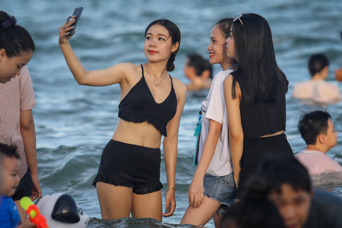 Biển Vũng Tàu đông nghịt người trong ngày nghỉ lễ