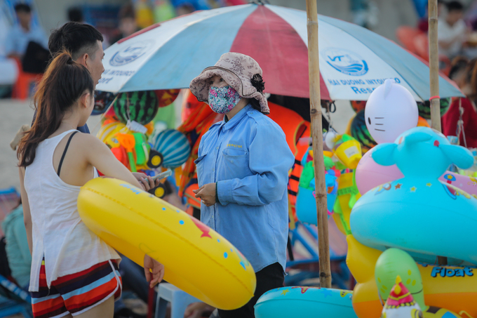 Biển Vũng Tàu đông nghịt người trong ngày nghỉ lễ