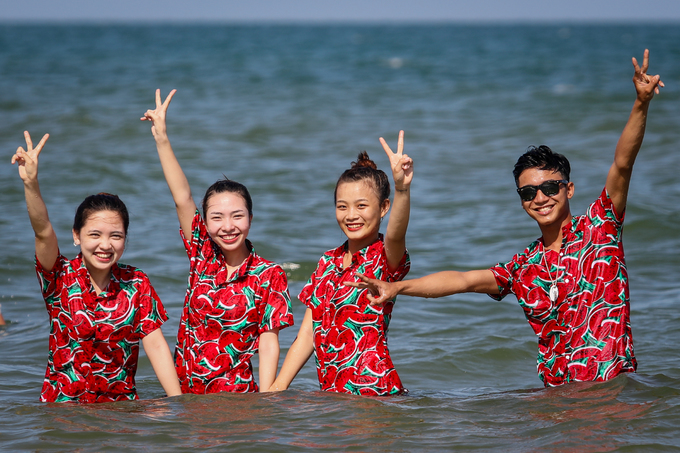 Biển Vũng Tàu đông nghịt người trong ngày nghỉ lễ