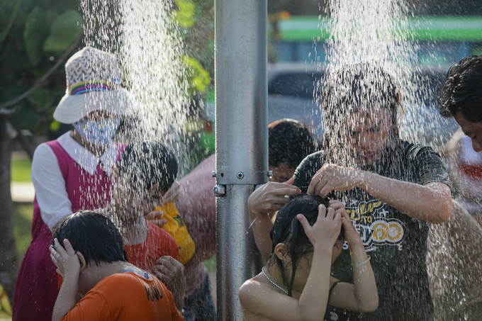Biển Vũng Tàu đông nghịt người trong ngày nghỉ lễ