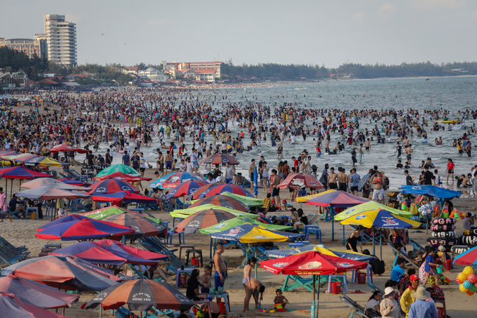 Biển Vũng Tàu đông nghịt người trong ngày nghỉ lễ