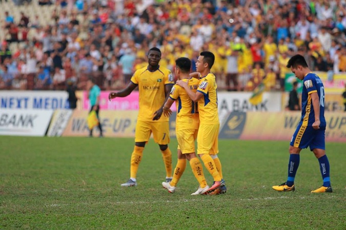 Chơi thiếu người hơn 80 phút, SLNA vẫn xuất sắc đánh bại Thanh Hóa trong trận Derby Bắc Trung Bộ