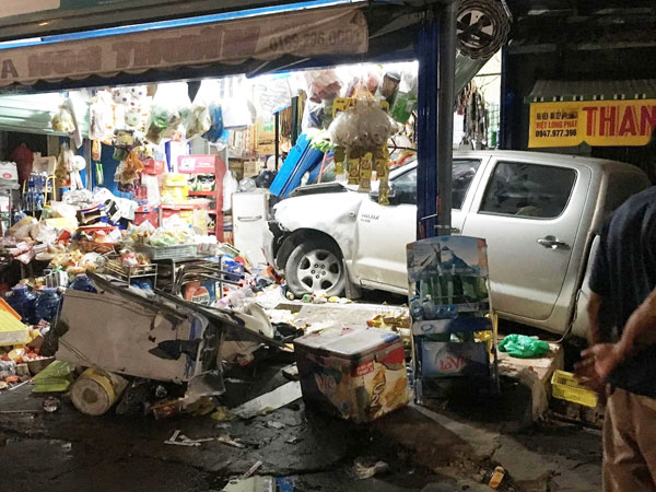 Tài xế Trung Quốc điều khiển xe lao vào nhà dân ở Bình Dương, 3 người bị thương