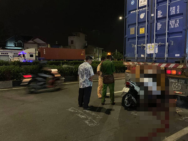 Xe máy cắm đầu vào đuôi xe container, nam thanh niên chết thảm