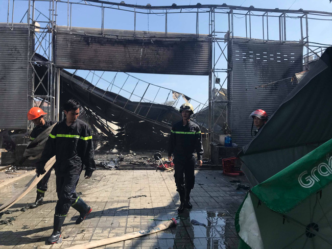 TP.HCM: 10 xe ô tô trong gara bị thiêu rụi sau nhiều tiếng nổ lớn giữa trưa