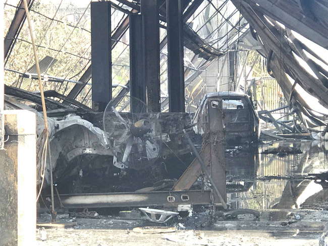 TP.HCM: 10 xe ô tô trong gara bị thiêu rụi sau nhiều tiếng nổ lớn giữa trưa