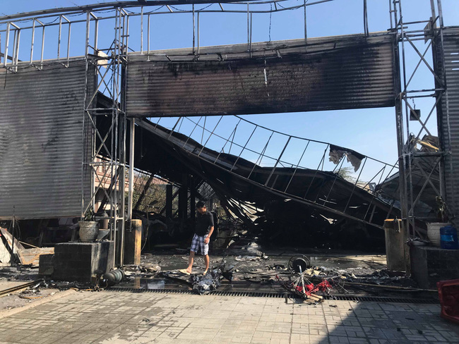 TP.HCM: 10 xe ô tô trong gara bị thiêu rụi sau nhiều tiếng nổ lớn giữa trưa