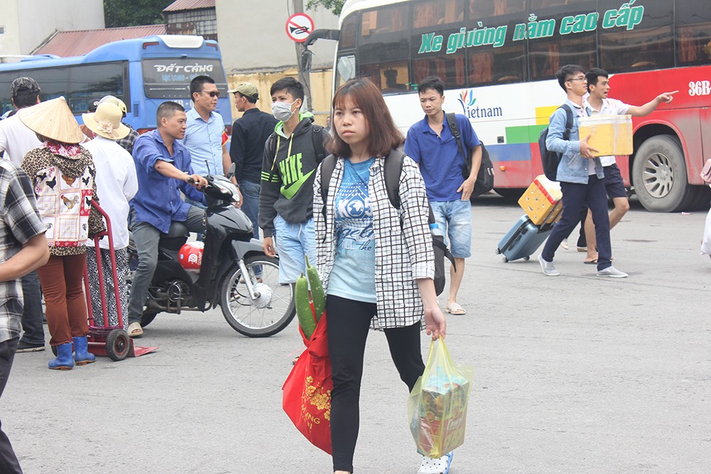 Người dân lỉnh kỉnh đồ đạc trở về Thủ đô sau nghỉ lễ