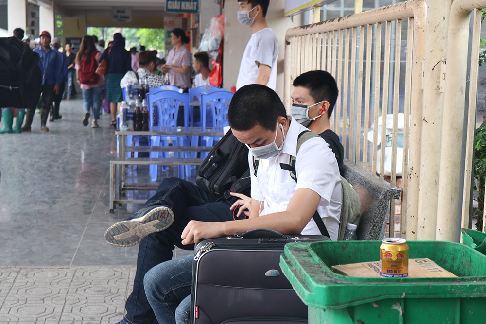 Người dân lỉnh kỉnh đồ đạc trở về Thủ đô sau nghỉ lễ