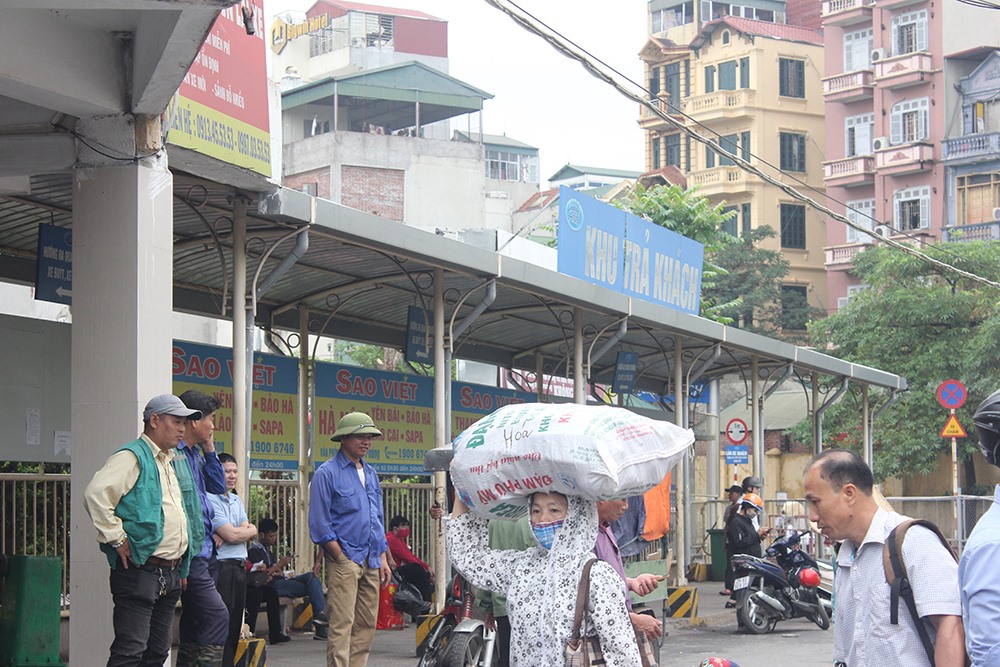 Người dân lỉnh kỉnh đồ đạc trở về Thủ đô sau nghỉ lễ