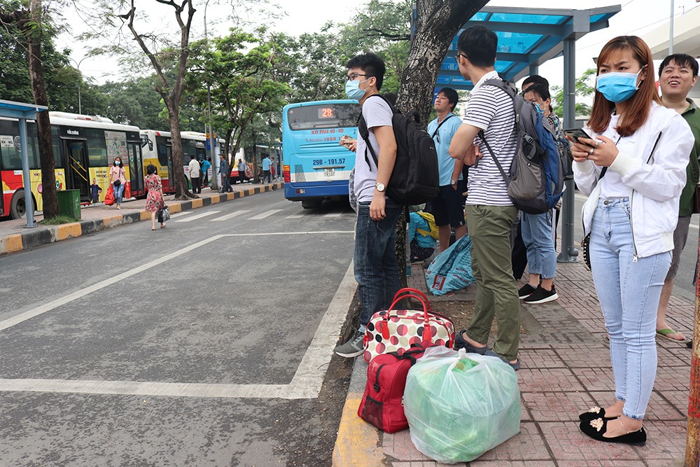 Người dân lỉnh kỉnh đồ đạc trở về Thủ đô sau nghỉ lễ Người dân lỉnh kỉnh đồ đạc trở về Thủ đô sau nghỉ lễ