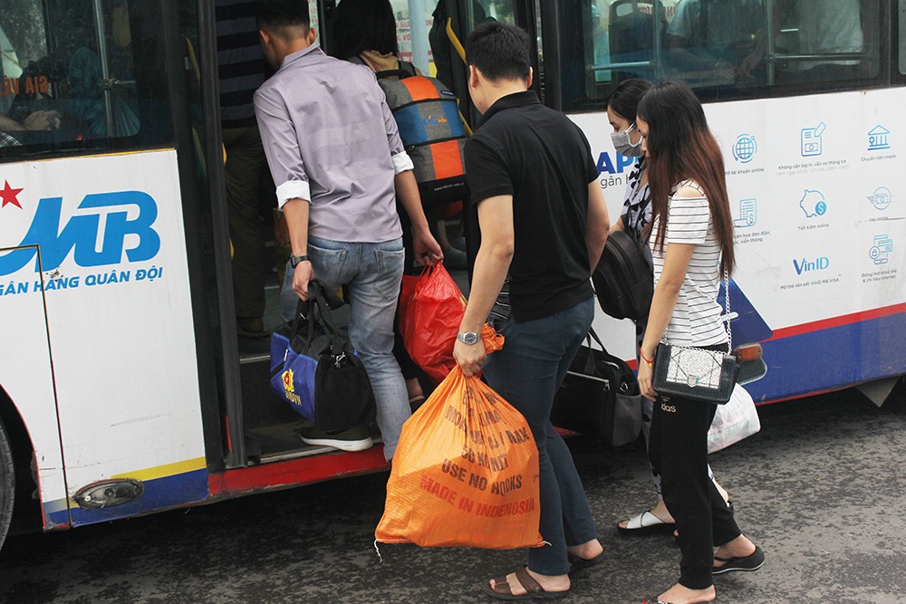 Người dân lỉnh kỉnh đồ đạc trở về Thủ đô sau nghỉ lễ