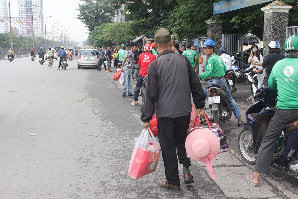 Người dân lỉnh kỉnh đồ đạc trở về Thủ đô sau nghỉ lễ