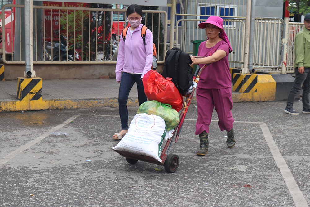 Người dân lỉnh kỉnh đồ đạc trở về Thủ đô sau nghỉ lễ Người dân lỉnh kỉnh đồ đạc trở về Thủ đô sau nghỉ lễ