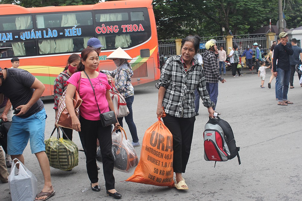 Người dân lỉnh kỉnh đồ đạc trở về Thủ đô sau nghỉ lễ Người dân lỉnh kỉnh đồ đạc trở về Thủ đô sau nghỉ lễ
