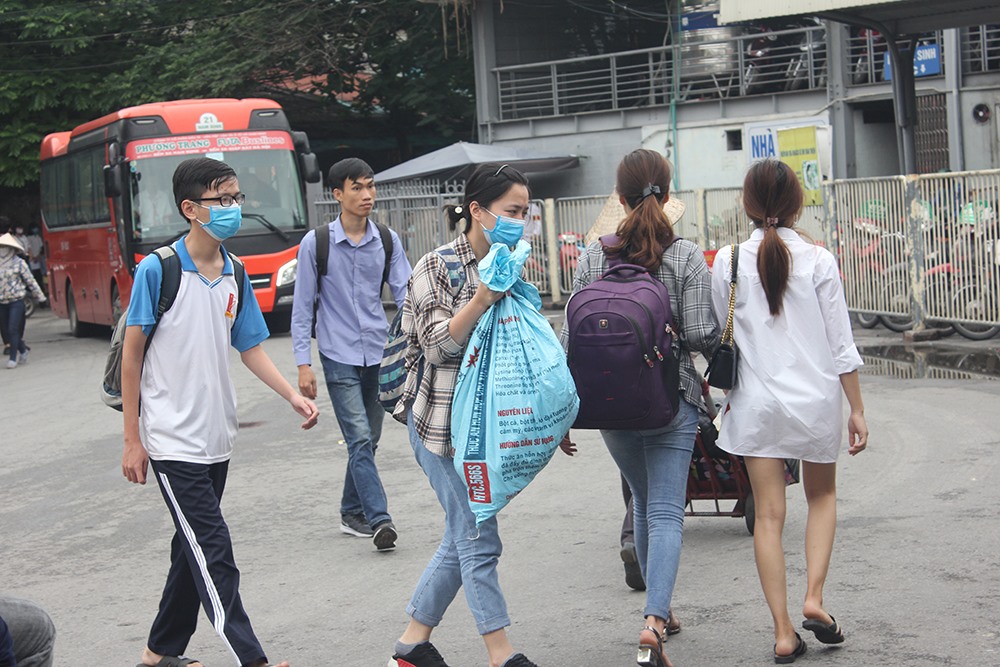 Người dân lỉnh kỉnh đồ đạc trở về Thủ đô sau nghỉ lễ