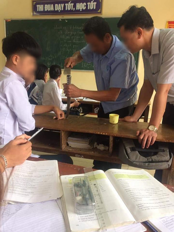 Nam sinh chơi lớn đút tay vào cái lỗ trên bàn không rút ra được, phải ngồi im suốt 3 tiết học chờ người đến phá bàn