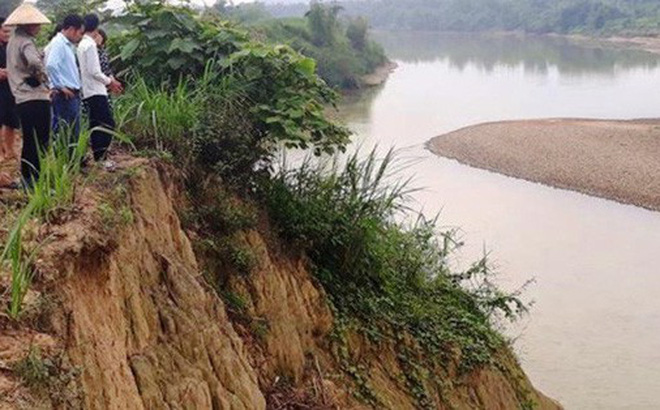 Chăn trâu không thấy về, đi tìm bàng hoàng phát hiện 3 em nhỏ tử vong dưới đập nước Chăn trâu không thấy về, đi tìm bàng hoàng phát hiện 3 em nhỏ tử vong dưới đập nước