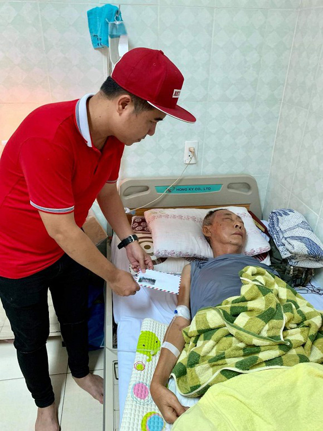 Xót xa hình ảnh nghệ sĩ Lê Bình sốt cao, mê man trên giường bệnh chống chọi ung thư Xót xa hình ảnh nghệ sĩ Lê Bình sốt cao, mê man trên giường bệnh chống chọi ung thư