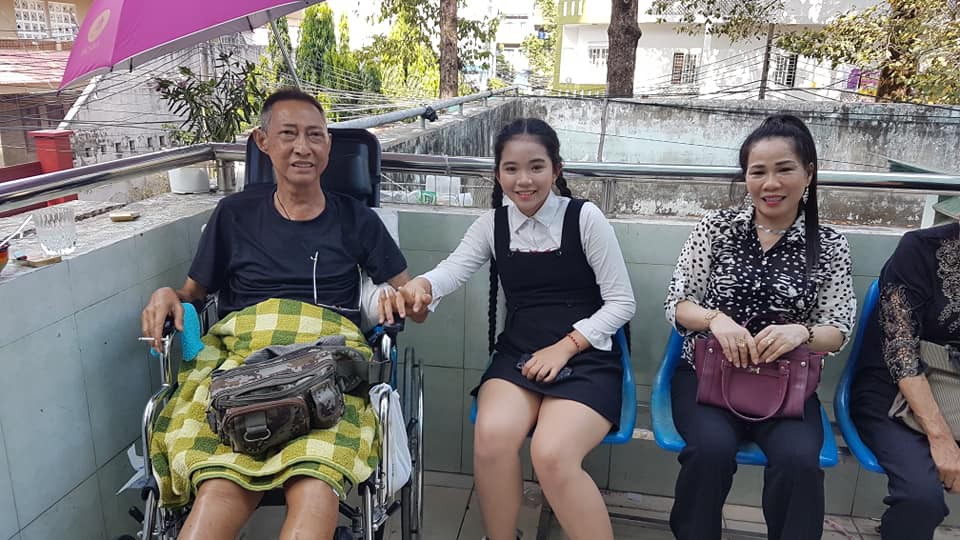 Xót xa hình ảnh nghệ sĩ Lê Bình sốt cao, mê man trên giường bệnh chống chọi ung thư Xót xa hình ảnh nghệ sĩ Lê Bình sốt cao, mê man trên giường bệnh chống chọi ung thư