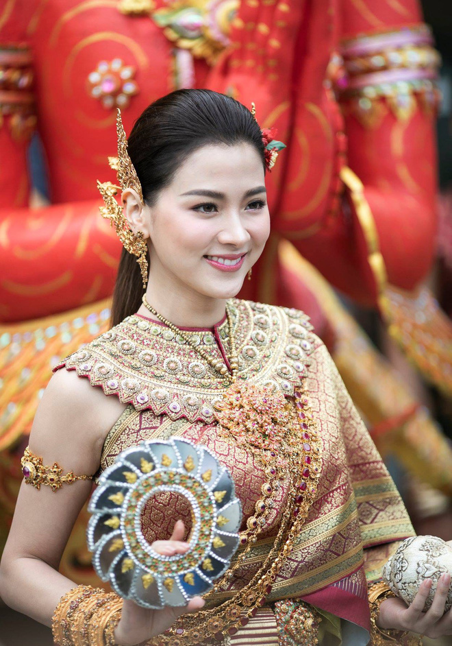 Dân tình náo loạn với nhan sắc cực phẩm của nữ thần Thungsa trong lễ Songkran 2019 tại Thái Lan Dân tình náo loạn với nhan sắc cực phẩm của nữ thần Thungsa trong lễ Songkran 2019 tại Thái Lan
