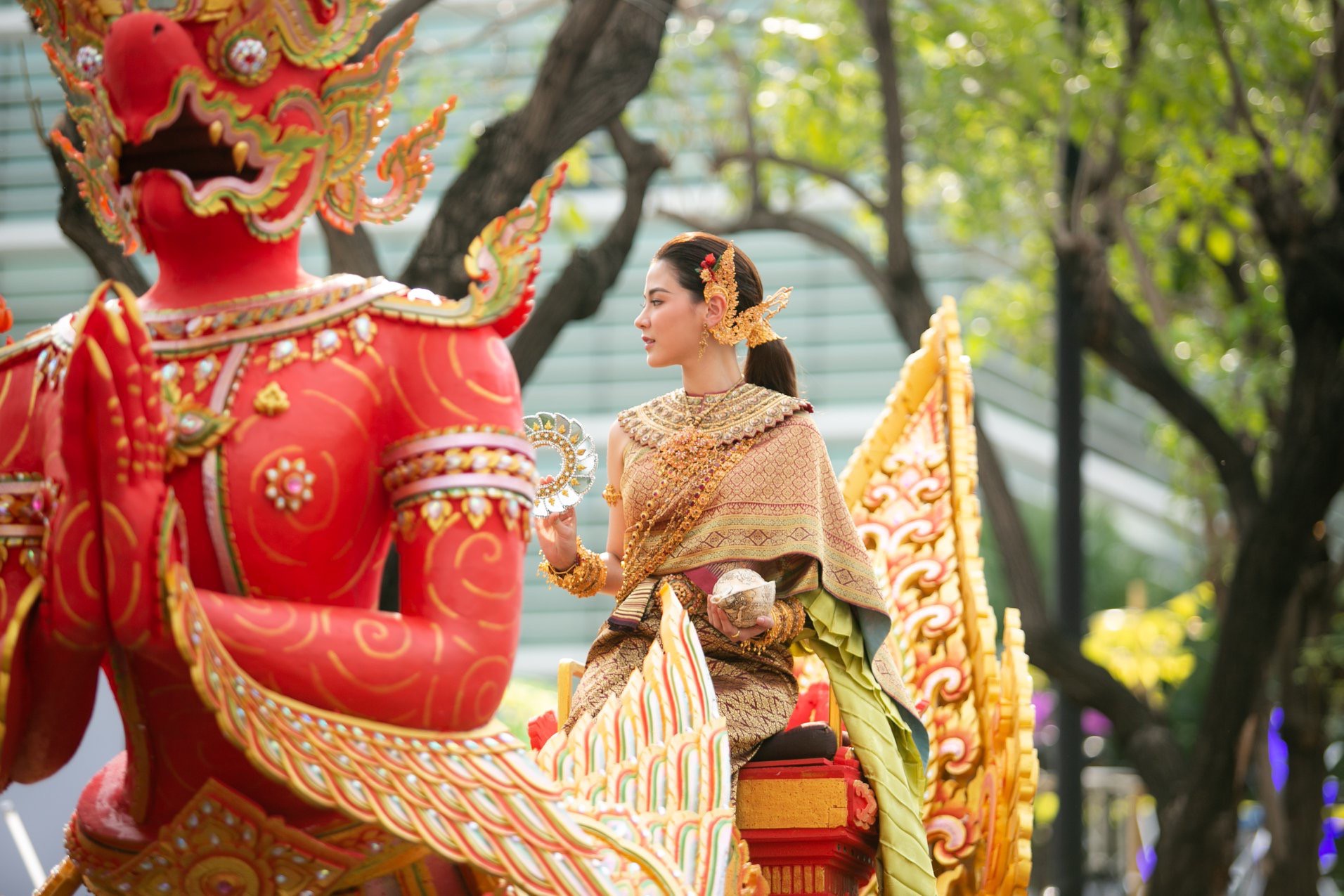 Dân tình náo loạn với nhan sắc cực phẩm của nữ thần Thungsa trong lễ Songkran 2019 tại Thái Lan Dân tình náo loạn với nhan sắc cực phẩm của nữ thần Thungsa trong lễ Songkran 2019 tại Thái Lan