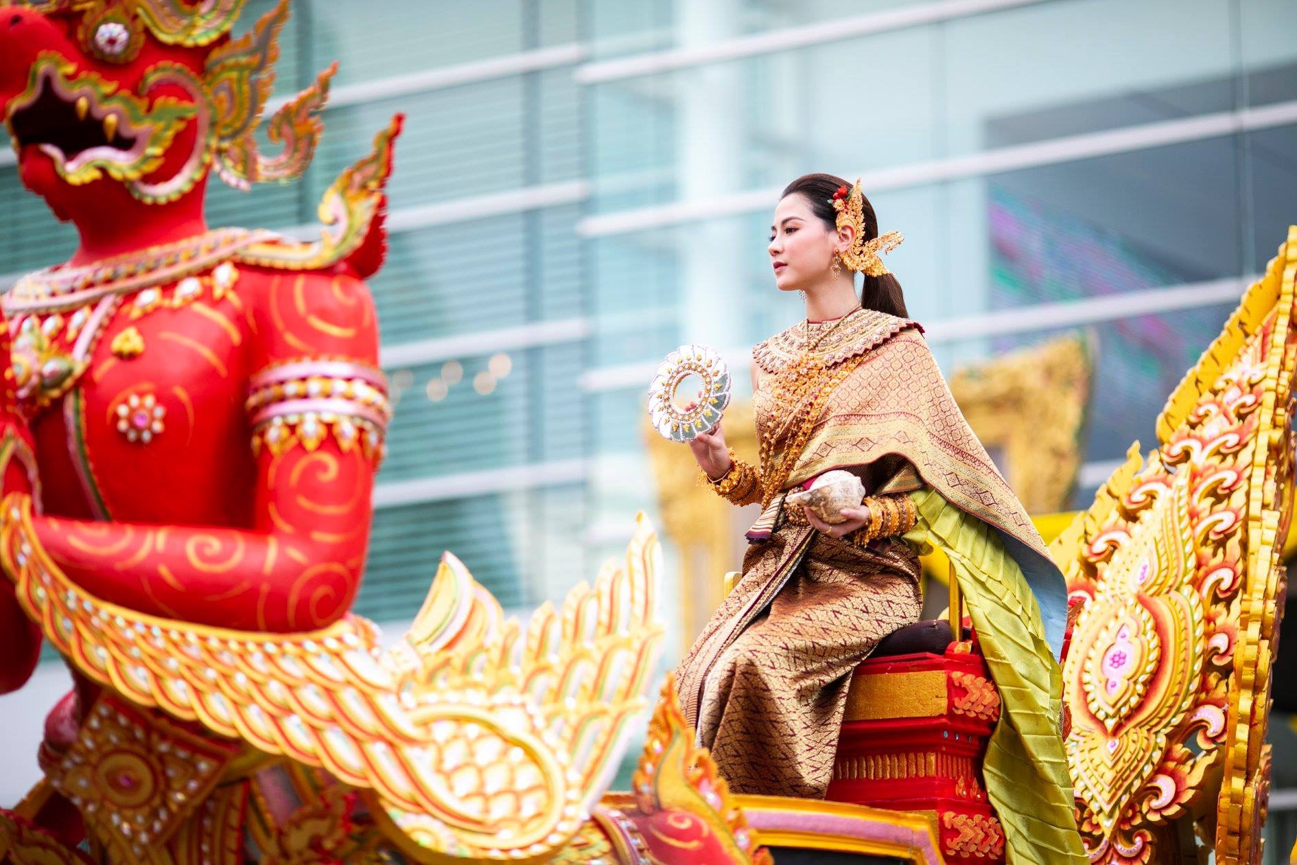 Dân tình náo loạn với nhan sắc cực phẩm của nữ thần Thungsa trong lễ Songkran 2019 tại Thái Lan Dân tình náo loạn với nhan sắc cực phẩm của nữ thần Thungsa trong lễ Songkran 2019 tại Thái Lan