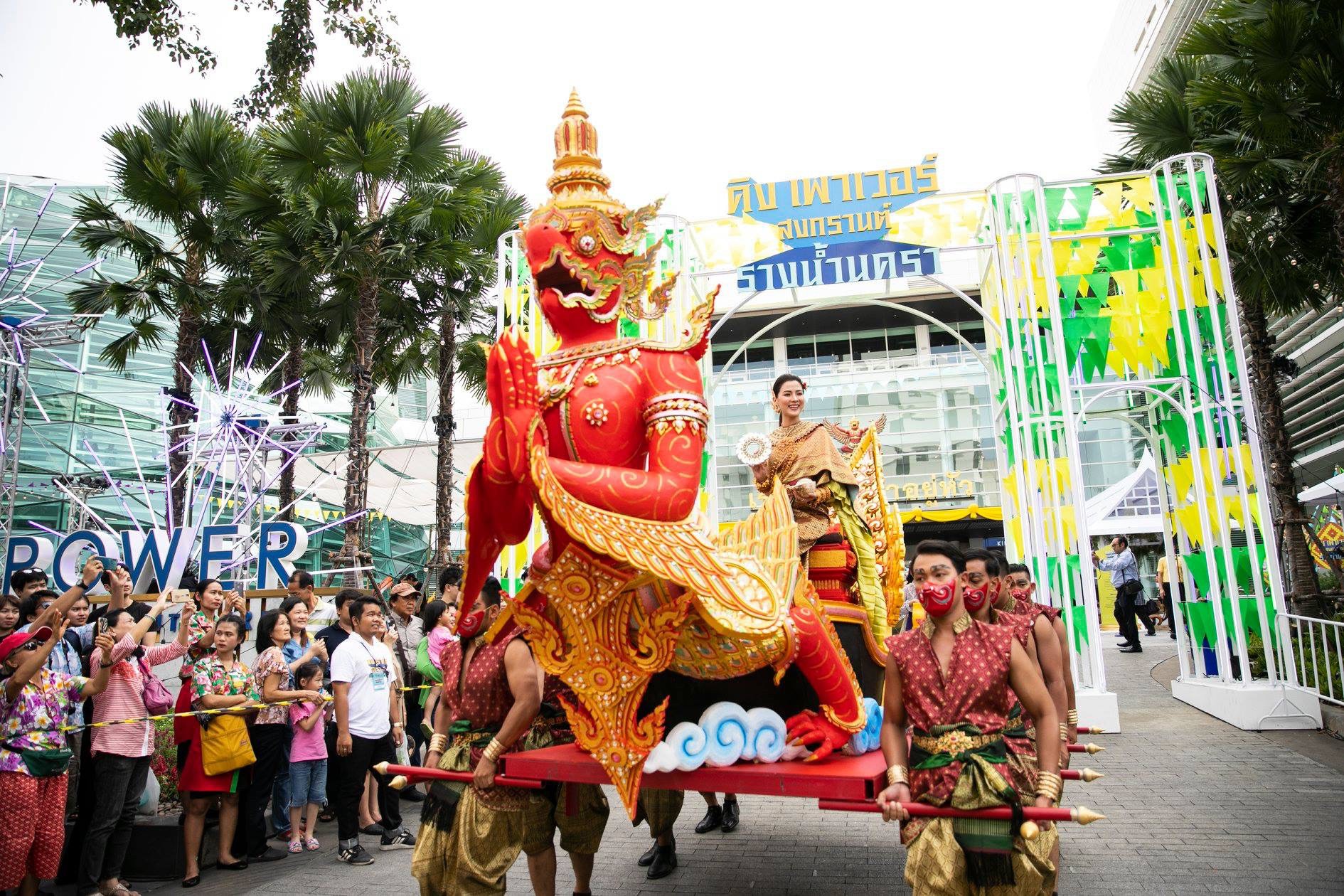 Dân tình náo loạn với nhan sắc cực phẩm của nữ thần Thungsa trong lễ Songkran 2019 tại Thái Lan Dân tình náo loạn với nhan sắc cực phẩm của nữ thần Thungsa trong lễ Songkran 2019 tại Thái Lan