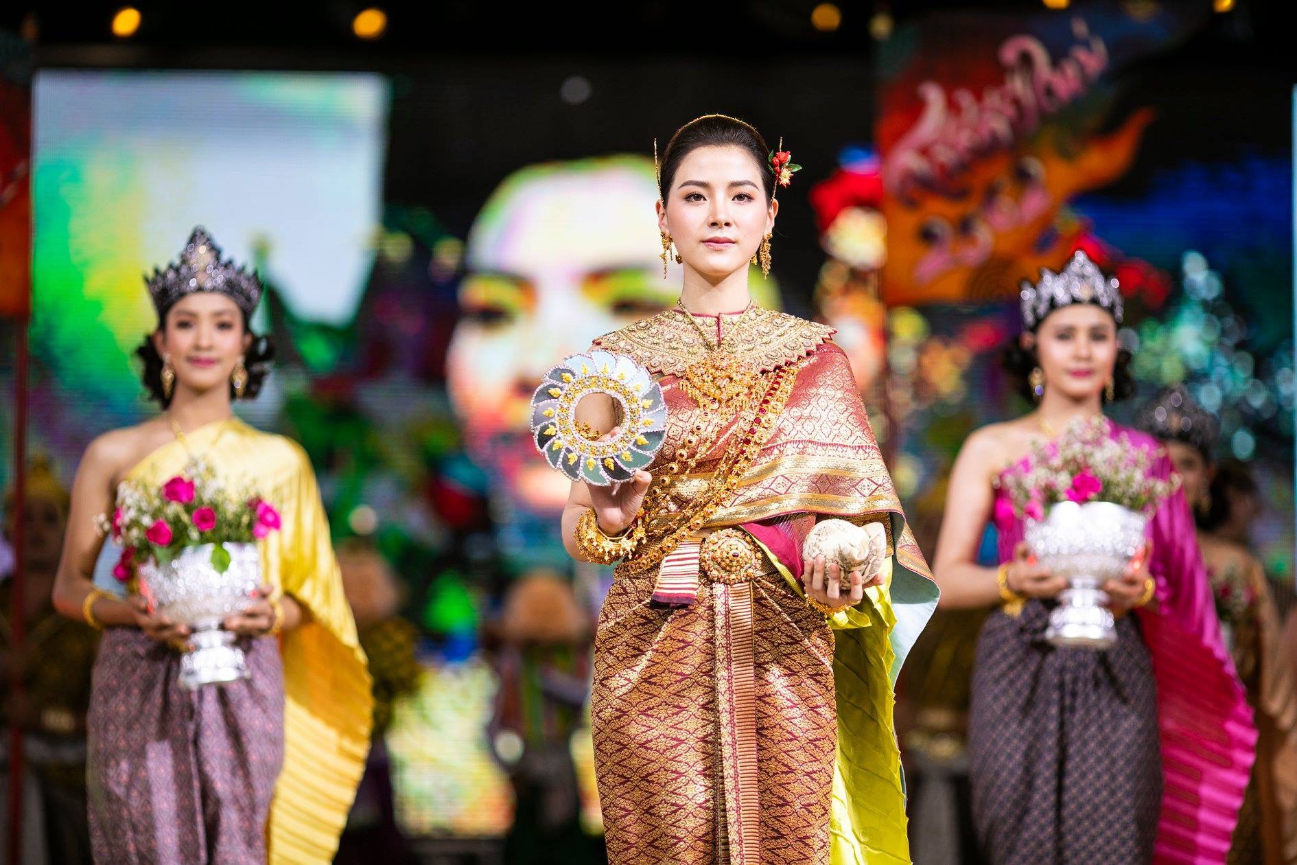 Dân tình náo loạn với nhan sắc cực phẩm của nữ thần Thungsa trong lễ Songkran 2019 tại Thái Lan Dân tình náo loạn với nhan sắc cực phẩm của nữ thần Thungsa trong lễ Songkran 2019 tại Thái Lan
