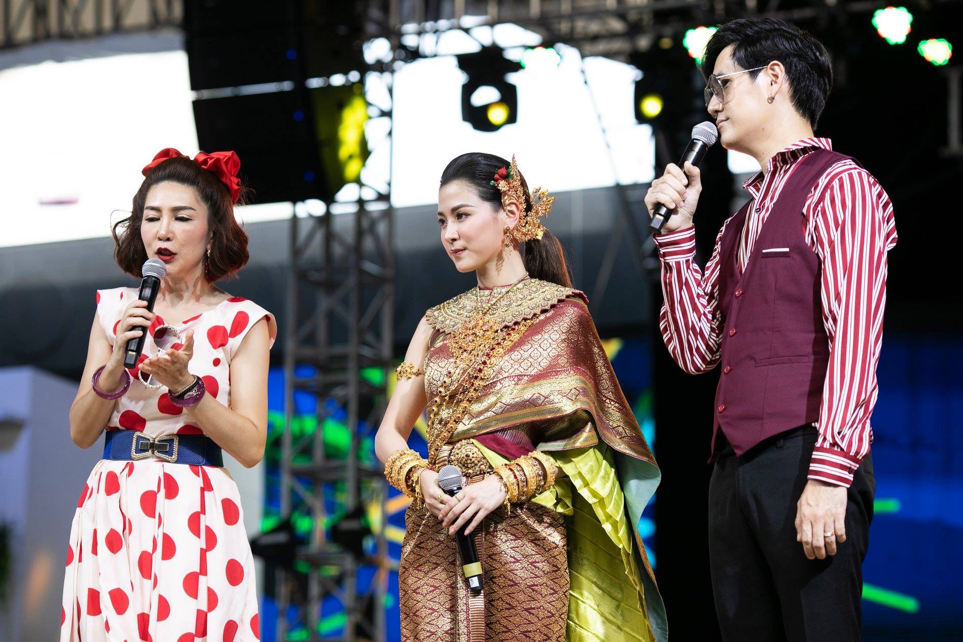 Dân tình náo loạn với nhan sắc cực phẩm của nữ thần Thungsa trong lễ Songkran 2019 tại Thái Lan Dân tình náo loạn với nhan sắc cực phẩm của nữ thần Thungsa trong lễ Songkran 2019 tại Thái Lan