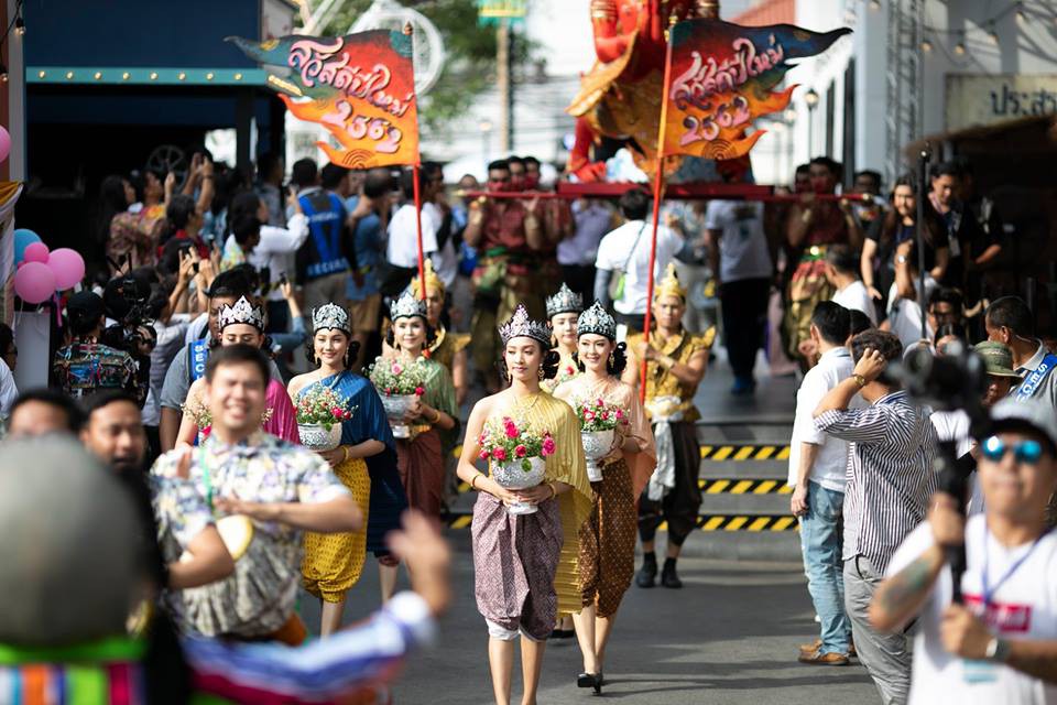 Dân tình náo loạn với nhan sắc cực phẩm của nữ thần Thungsa trong lễ Songkran 2019 tại Thái Lan Dân tình náo loạn với nhan sắc cực phẩm của nữ thần Thungsa trong lễ Songkran 2019 tại Thái Lan